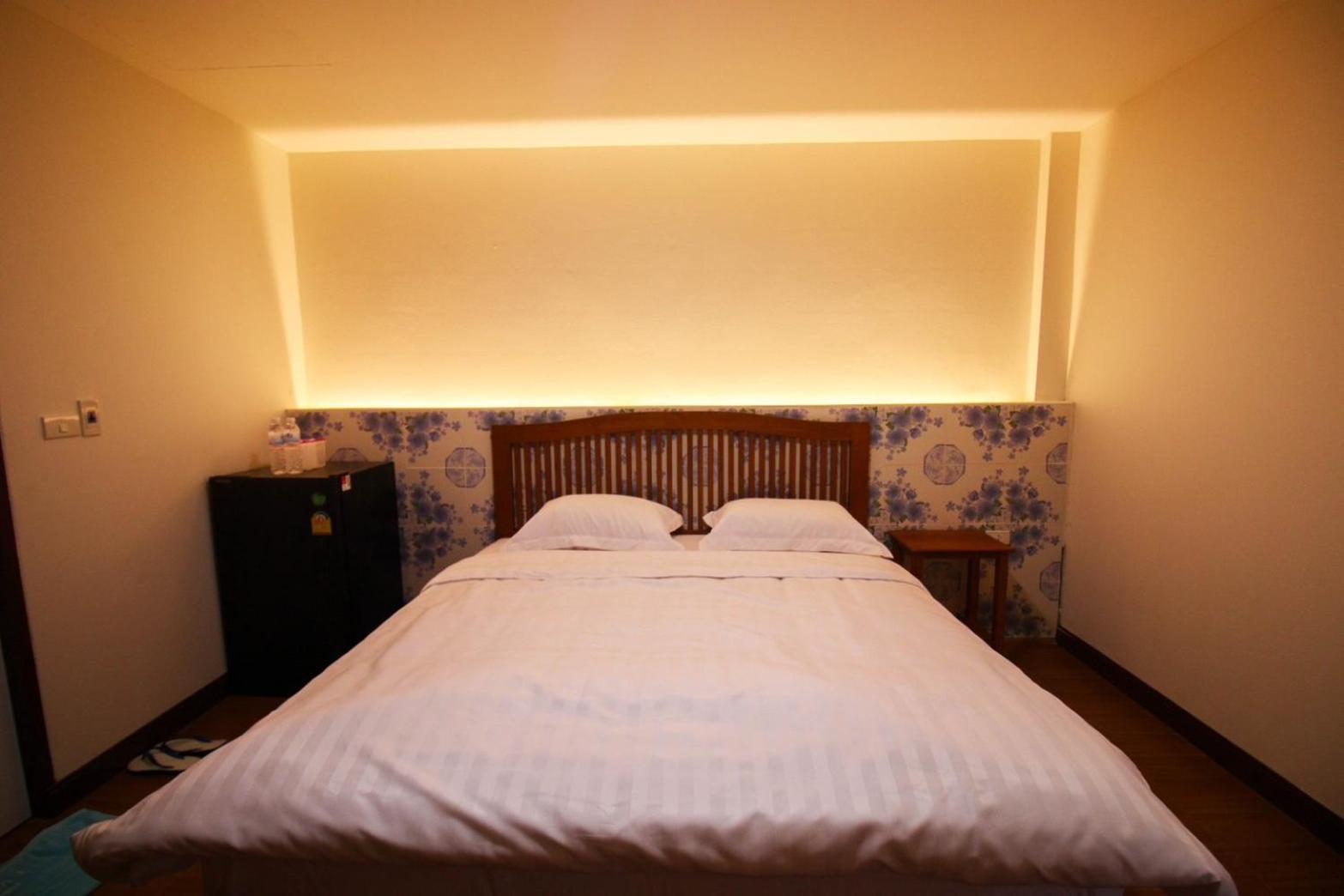 Bk Hotel Mae Sariang Exteriör bild