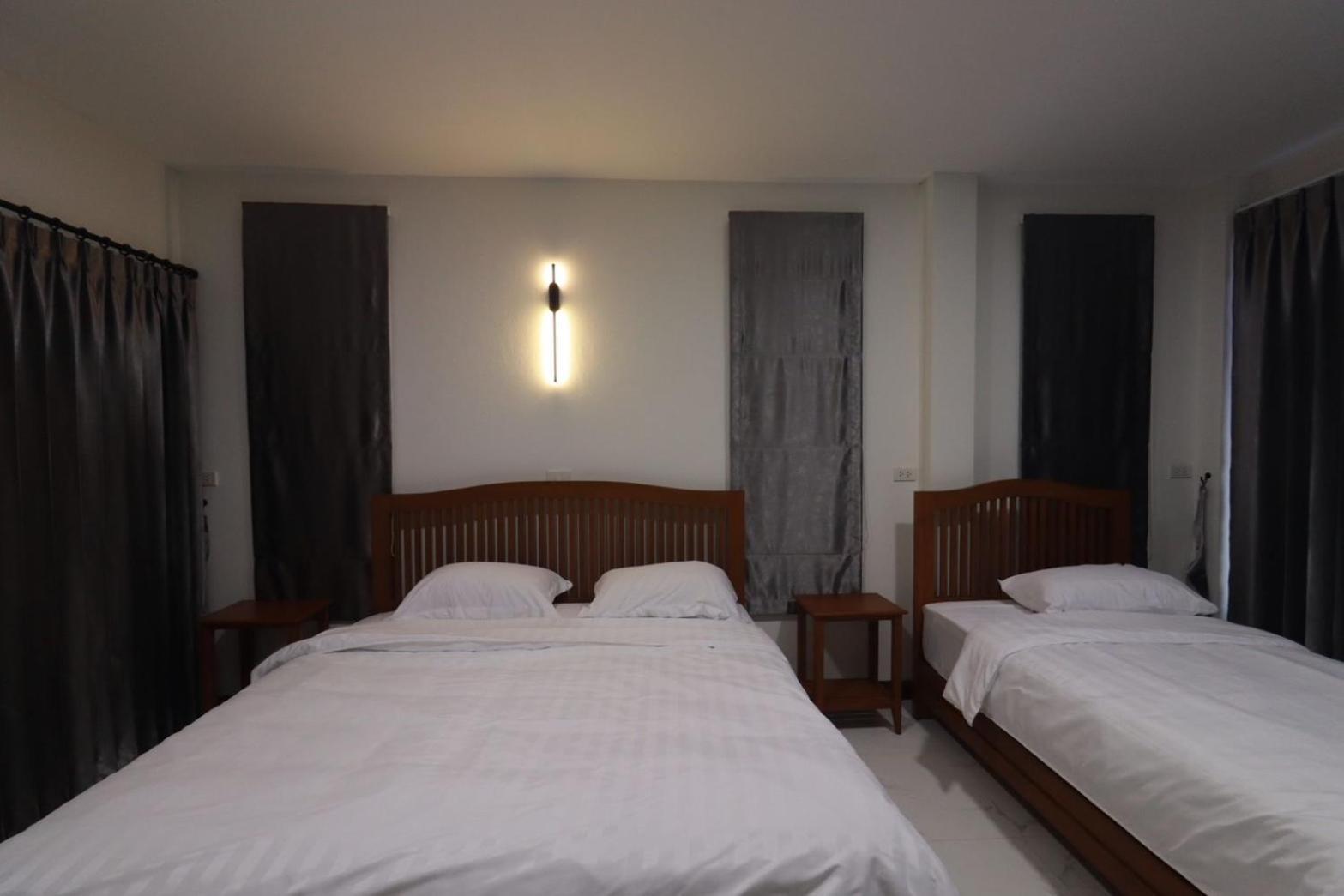 Bk Hotel Mae Sariang Exteriör bild