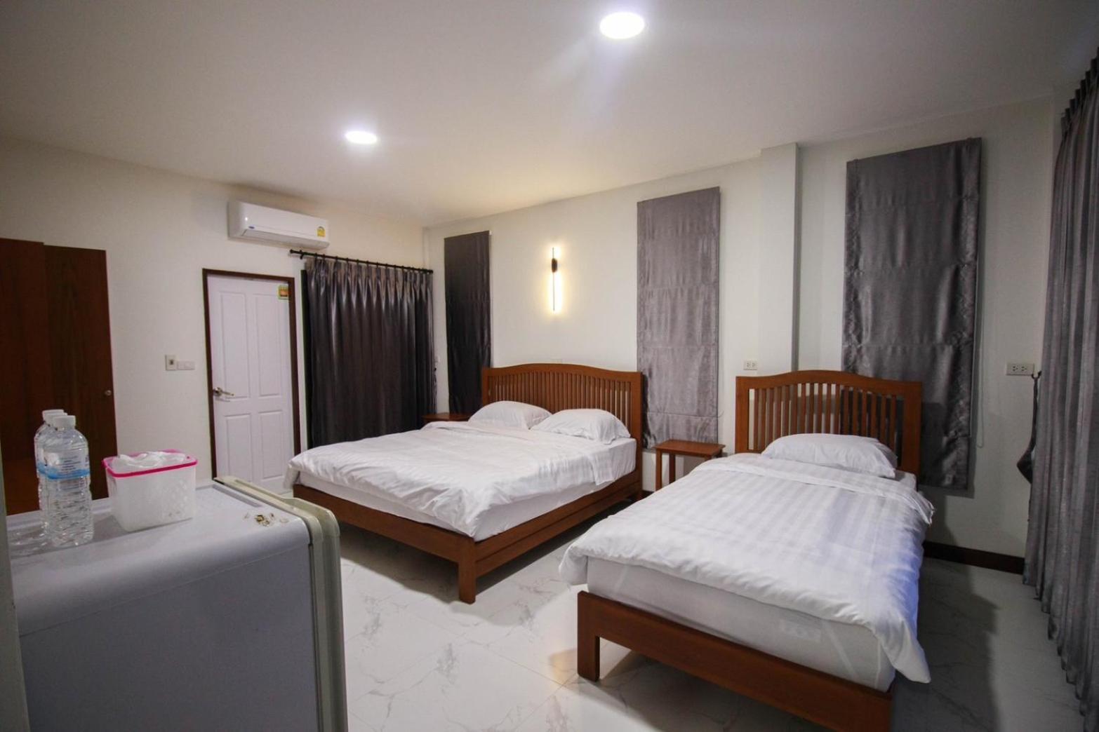Bk Hotel Mae Sariang Exteriör bild