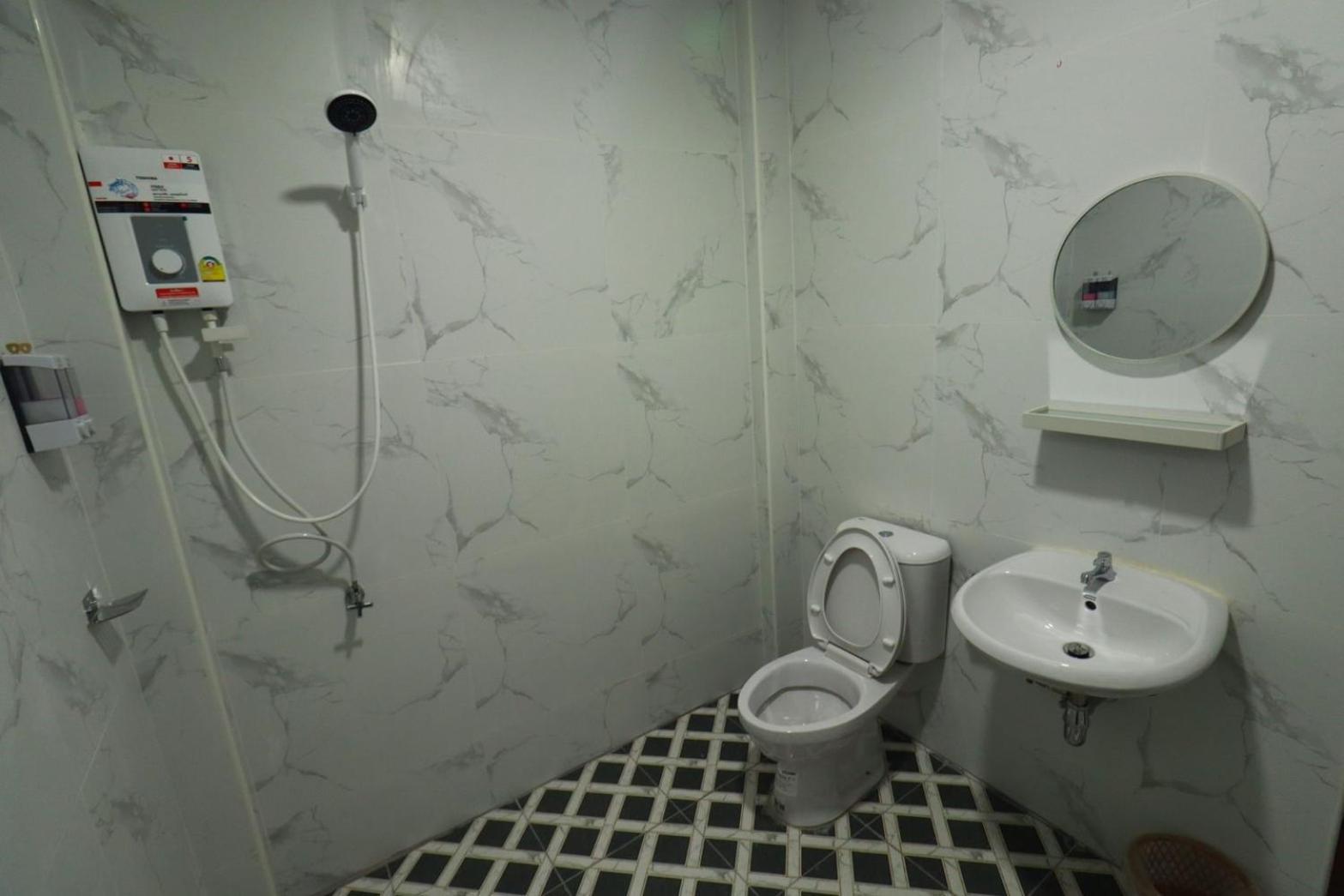 Bk Hotel Mae Sariang Exteriör bild