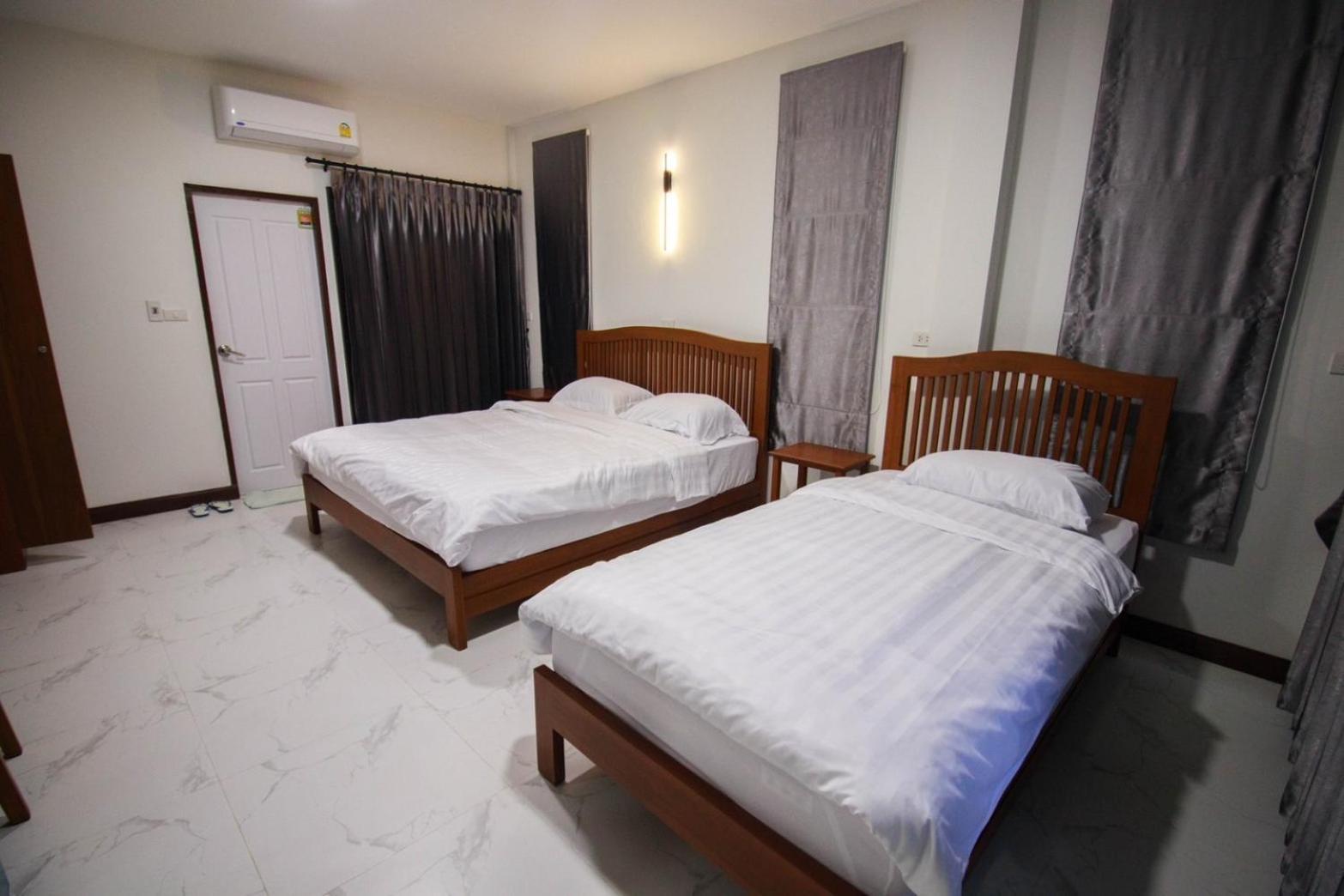Bk Hotel Mae Sariang Exteriör bild