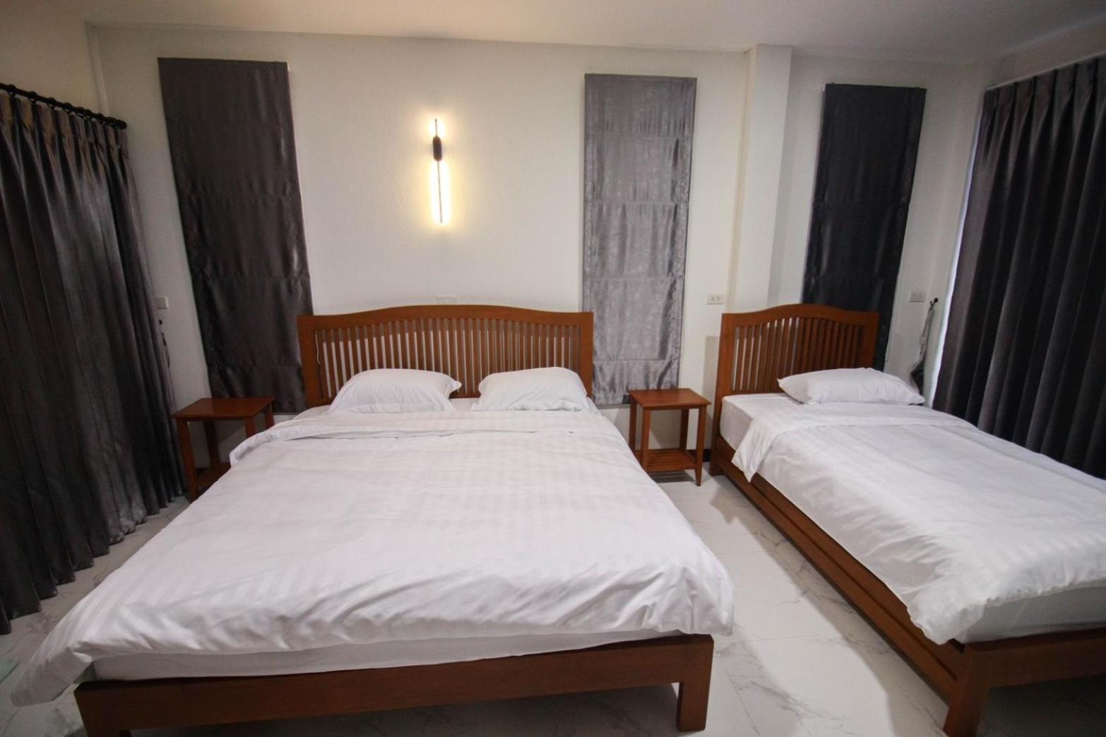 Bk Hotel Mae Sariang Exteriör bild